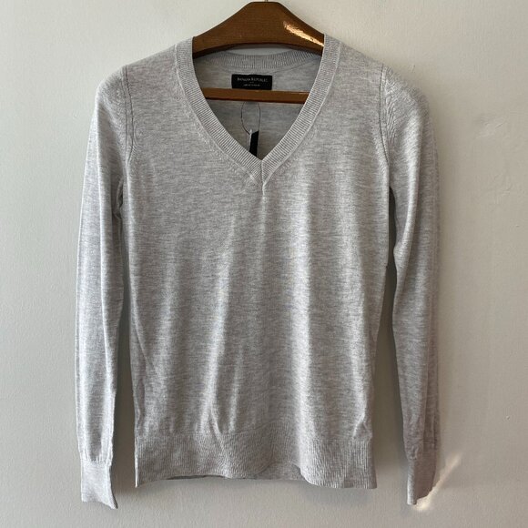 Banana Republic Factory Light Grey V-Neck Pullover Forever Sweater Womens XS - Picture 1 of 5